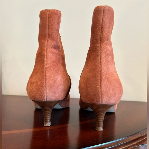 Club Monaco cinnamon colour suede boots with kitten heels made in Italy. - Picture 2 of 4